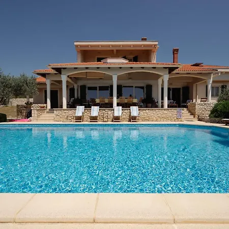 Clara Villa *