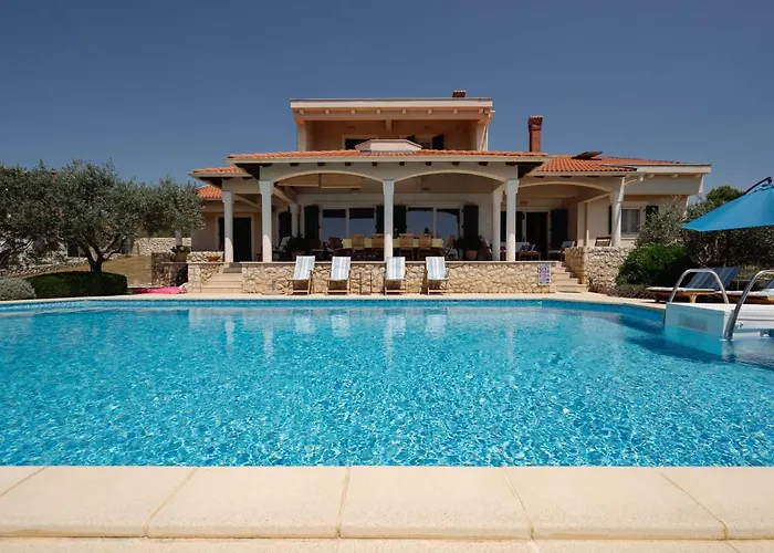 Clara Villa *
